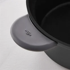 Lot Cocotte Légère Ronde En Fonte D'aluminium 20 Cm Coloris Noir Et Deux Maniques Silicone -Pas Cher Cuire Joie Magasin 209010 1 2 Lot cocotte legere ronde en fonte d aluminium 20 cm coloris noir et deux maniques silicone Mathon