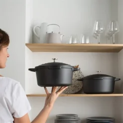 Lot Cocotte Légère Ronde En Fonte D'aluminium 20 Cm Coloris Noir Et Deux Maniques Silicone -Pas Cher Cuire Joie Magasin 209010 2 2 Lot cocotte legere ronde en fonte d aluminium 20 cm coloris noir et deux maniques silicone Mathon