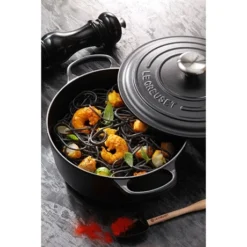 Le Creuset Cocotte Fonte Rond 24 Cm Noir -Pas Cher Cuire Joie Magasin 213178 2 2 Cocotte fonte rond 24 cm noir Le Creuset