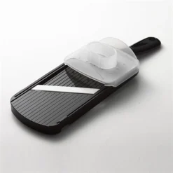 Kyocera Mandoline Réglable Avec Protège Doigts Noir -Pas Cher Cuire Joie Magasin 42804 1 4 Mandoline reglable avec protege doigts noir Kyocera