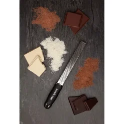 Microplane Râpe Zesteur Premium Classic Noire -Pas Cher Cuire Joie Magasin 47071 2 1 Rape zesteur Premium Classic noire Microplane