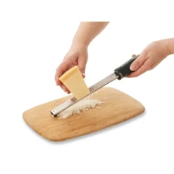 Microplane Râpe Zesteur Premium Classic Noire -Pas Cher Cuire Joie Magasin 47071 4 1 Rape zesteur Premium Classic noire Microplane