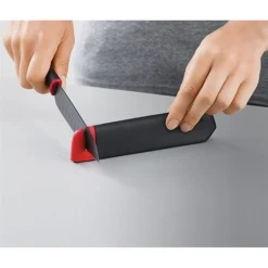 Joseph Joseph Set De 2 Couteaux Chef Et Office Et Fourreaux Aiguiseurs Céramique -Pas Cher Cuire Joie Magasin 475073 1 1 Set de 2 couteaux Chef et Office et fourreaux aiguiseurs ceramique Joseph Joseph