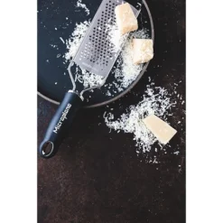 Microplane Râpe à Fromage à Gros Grains Gourmet Noire -Pas Cher Cuire Joie Magasin 478012 3 1 Rape a fromage a gros grains Gourmet noire Microplane