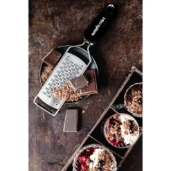 Microplane Râpe à Fromage Double Tranchant Gourmet Noir 8 Microplane Râpe à Fromage Double Tranchant Gourmet Noir -Pas Cher Cuire Joie Magasin 478013 3 1 Rape a fromage double tranchant Gourmet noir Microplane