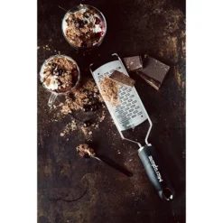 Microplane Râpe à Fromage Double Tranchant Gourmet Noir 9 Microplane Râpe à Fromage Double Tranchant Gourmet Noir -Pas Cher Cuire Joie Magasin 478013 4 1 Rape a fromage double tranchant Gourmet noir Microplane