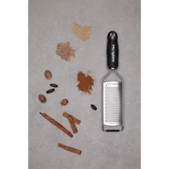 Microplane Râpe à Fromage Fine Gourmet Noire -Pas Cher Cuire Joie Magasin 478014 4 1 Rape a fromage fine Gourmet noire Microplane