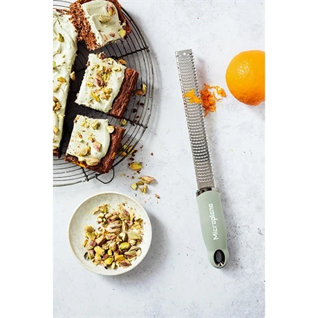 Microplane Zesteur Premium Classic Râpe Vert Sauge 2 Microplane Zesteur Premium Classic Râpe Vert Sauge – Image 2