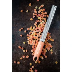 Microplane Zesteur Premium Classic Râpe Cannelle -Pas Cher Cuire Joie Magasin 478031 1 1 Zesteur Premium Classic rape cannelle Microplane