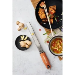 Microplane Zesteur Premium Classic Râpe Cannelle -Pas Cher Cuire Joie Magasin 478031 2 1 Zesteur Premium Classic rape cannelle Microplane