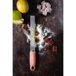 Microplane Zesteur Premium Classic Râpe Cannelle -Pas Cher Cuire Joie Magasin 478031 3 1 Zesteur Premium Classic rape cannelle Microplane