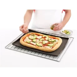 Lekue Plaque à Pizza Perforée En Silicone -Pas Cher Cuire Joie Magasin 512179 3 1 Plaque a pizza perforee en silicone Lekue