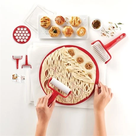 Lekue Kit 19 Petits Fours Avec Découpoirs Et Roulettes 1 Lekue Kit 19 Petits Fours Avec Découpoirs Et Roulettes