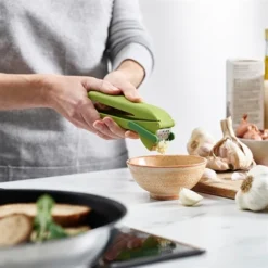 Joseph Joseph Presse-ail Lame D'essuie-glace CleanForce 7 Joseph Joseph Presse-ail Lame D'essuie-glace CleanForce -Pas Cher Cuire Joie Magasin 606037 2 1 Presse ail lame d essuie glace CleanForce Joseph Joseph