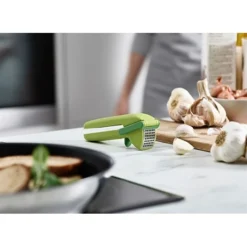 Joseph Joseph Presse-ail Lame D'essuie-glace CleanForce 8 Joseph Joseph Presse-ail Lame D'essuie-glace CleanForce -Pas Cher Cuire Joie Magasin 606037 3 1 Presse ail lame d essuie glace CleanForce Joseph Joseph