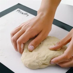 Lekue Tapis De Cuisson En Silicone Et Fibre De Verre 40 X 30 Cm -Pas Cher Cuire Joie Magasin 61056 2 2 Tapis de cuisson en silicone et fibre de verre 40 x 30 cm Lekue