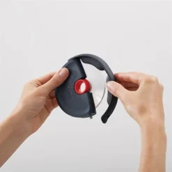 Joseph Joseph Roulette à Pizza Ergonomique Avec Lame Inox -Pas Cher Cuire Joie Magasin 670083 3 1 Roulette a pizza ergonomique avec lame inox Joseph Joseph